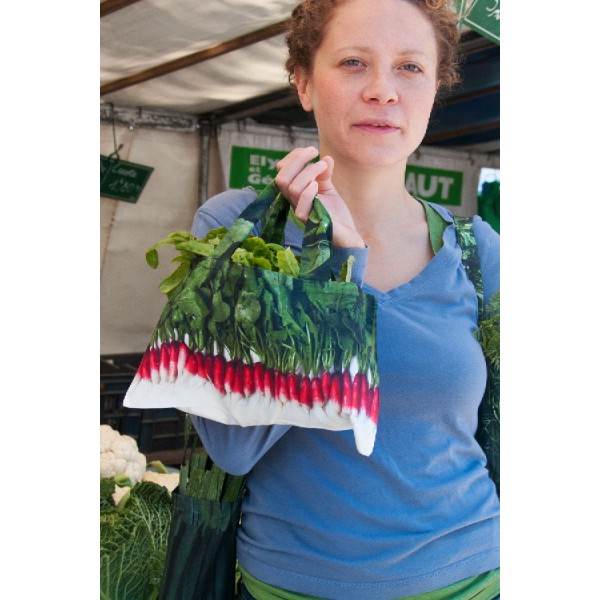 Jeune femme portant le sac à radis. Sac légume Maron Bouillie - Sac de courses made in France