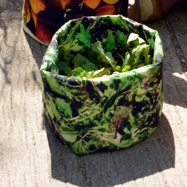 Corbeille légumes imprimée salades posé sur une table - Maron Bouillie made in France