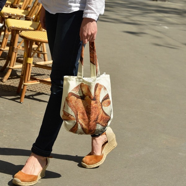 Sac boule de pain porté à la main dans la rue. Sac à pain Maron Bouillie made in France