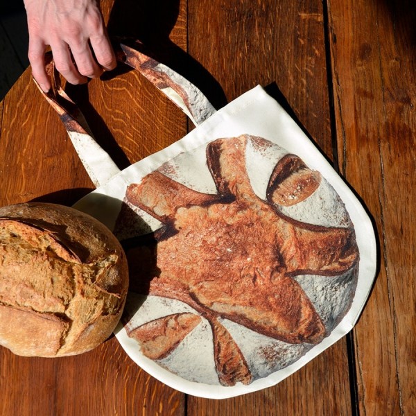 Sac boule de pain Maron Bouillie  posé sur une table avec une vraie miche de pain. Sac à pain made in France