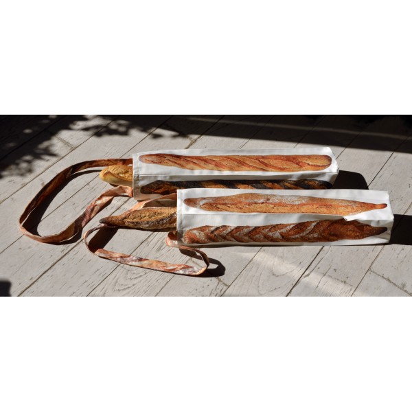 2 Sacs à baguette Maron Bouillie imprimés chacun de photos de 4 baguettes ; posé avec une vraie baguette à l'intérieur
