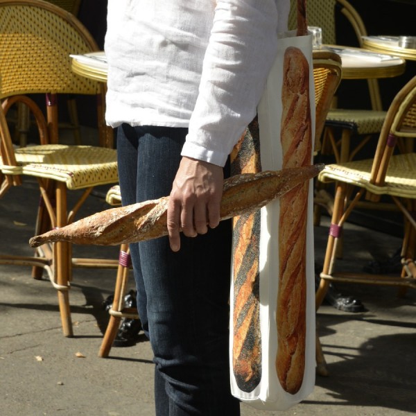 Detail of Women with the Maron Bouillie French Baguette bag - Bread bag made in France Detail of Women with the Maron Bouillie French Baguette bag - Bread bag made in France