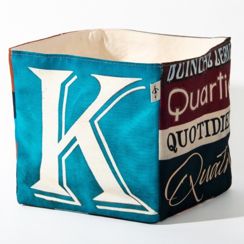 Panier de rangement pour la maison lettre KQ - Vue face grand K blanc fond turquoise - Maron Bouillie made in France