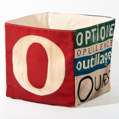 Panier de rangement pour la maison lettre O - Vue face grand O beige fond rouge - Maron Bouillie made in France