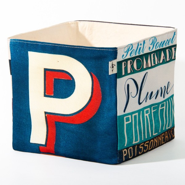 Panier de rangement pour la maison lettre P- Vue face grand P blanc et rouge fond bleu - Maron Bouillie made in France