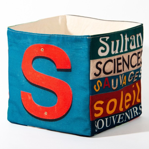 Panier de rangement pour la maison lettre S - Vue face grand S rouge fond bleu - Maron Bouillie made in Franc