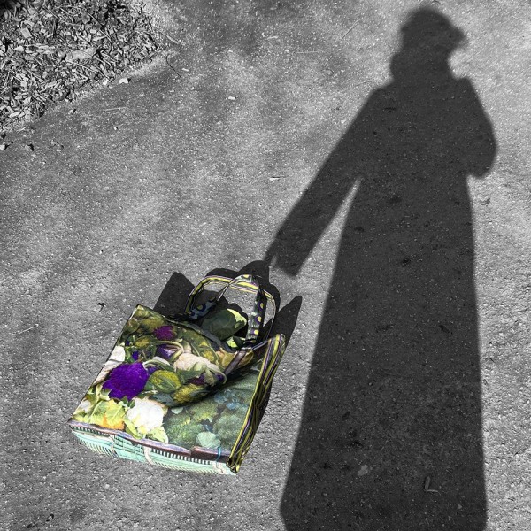 Ombre de femme portant le Cabas du marché Choux bananes de Maron Bouillie - Sac cabas original made in France