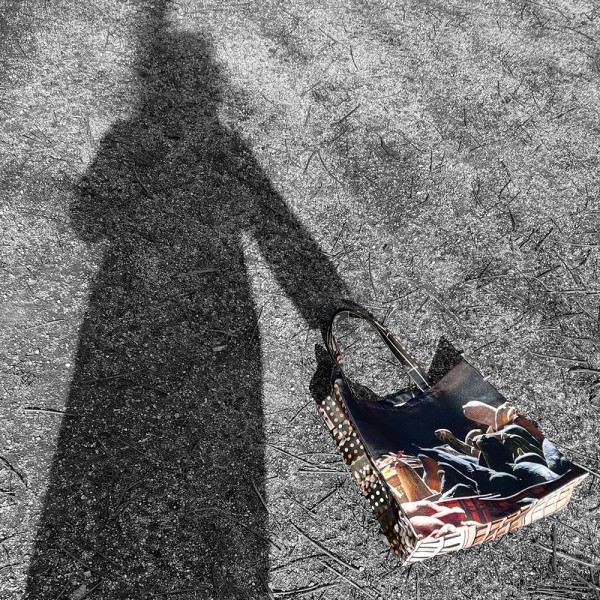 Ombre de femme portant le Cabas du marché Courges de Maron Bouillie - Sac cabas original made in France Ombre de femme portant le Cabas du marché Courges de Maron Bouillie - Sac cabas original made in France