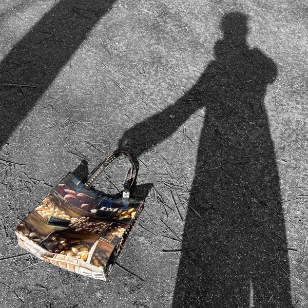 Shadow of a woman carrying the Potatoes market tote bag by Maron Bouillie - Original shopping bag made in France Shadow of a woman carrying the Potatoes market tote bag by Maron Bouillie - Original shopping bag made in France