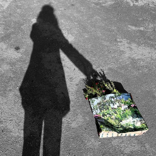 Shadow of a woman carrying the flowers market tote bag by Maron Bouillie - Original shopping bag made in France Shadow of a woman carrying the flowers market tote bag by Maron Bouillie - Original shopping bag made in France