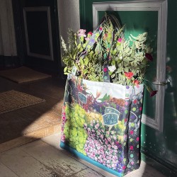 Maron Bouillie reusable grocery bag printed Flowers in front of a wall - French market bag made in France 2
