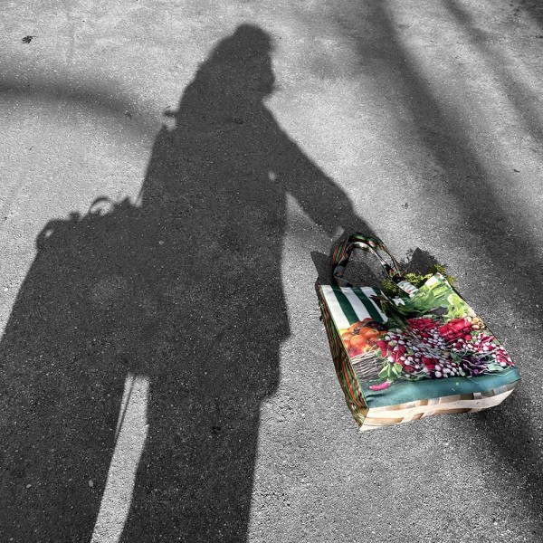 Shadow of a woman carrying the Radishes Carrots market tote bag by Maron Bouillie - Original shopping bag made in France Shadow of a woman carrying the Radishes Carrots market tote bag by Maron Bouillie - Original shopping bag made in France