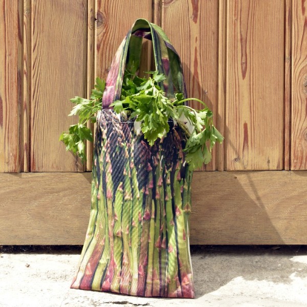 Sac de course légume Asperges devant une porte en bois - Sac réutilisable Maron Bouillie made in France