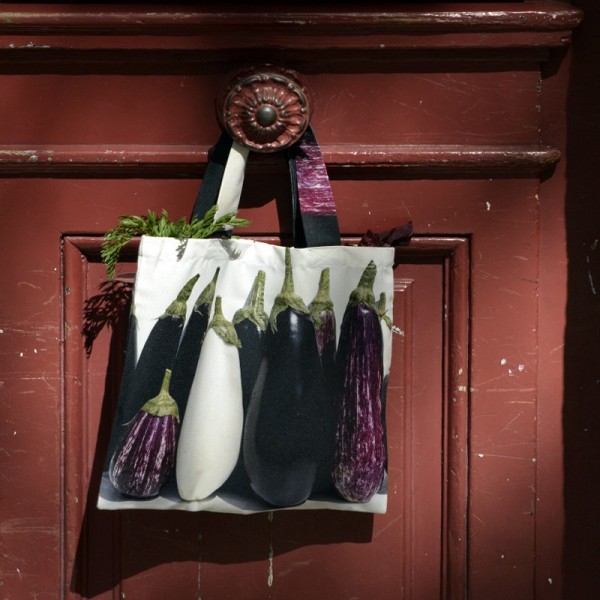 Sac de courses légumes Maron Bouillie made in France - Sac à Aubergines accroché sur la poignée d'une porte rouge