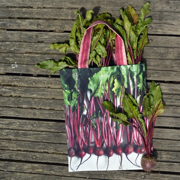 Sac de courses légumes - Sac à Betteraves sur un bac en bois - Sac réutilisable Maron Bouillie made in France.