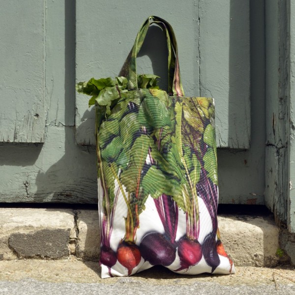 Multicolored beetroot bag in front of a green door. Maron Bouillie shopping bags made in France Multicolored beetroot bag in front of a green door. Maron Bouillie shopping bags made in France