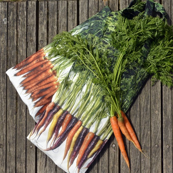 Vegetable Shopping bags - Bag of orange and multi-colored carrots placed on a wooden bench. Maron Bouillie - made in France