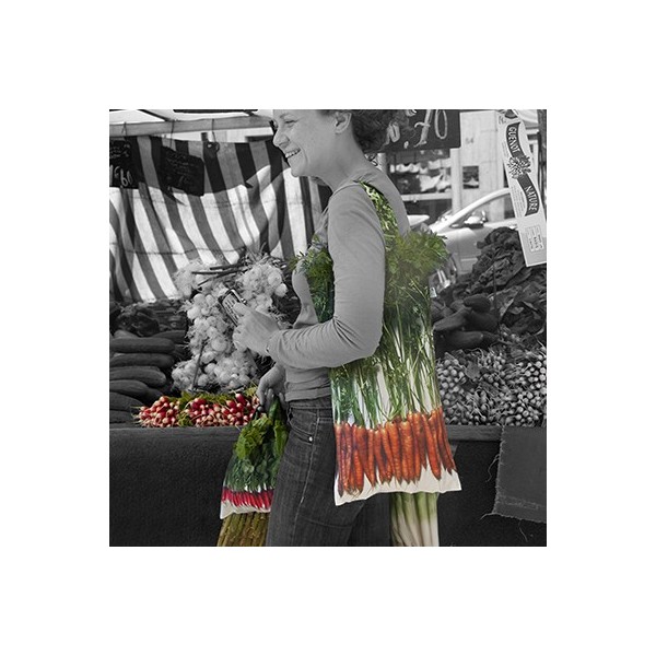 Jeune femme devant un étal de marché de Paris portant le sac à carottes à l'épaule. Sac de course Maron Bouillie