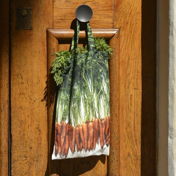 Vegetable bag - Carrots bag hanging on a wooden door - Maron Bouillie Strolling around the market collection