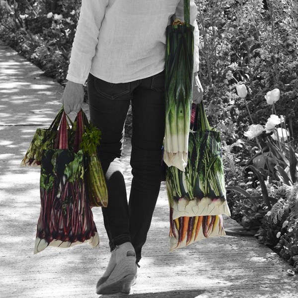 Sacs de course made in France portés par une jeune femme - Collection Maron Bouillie Un petit tour au marché