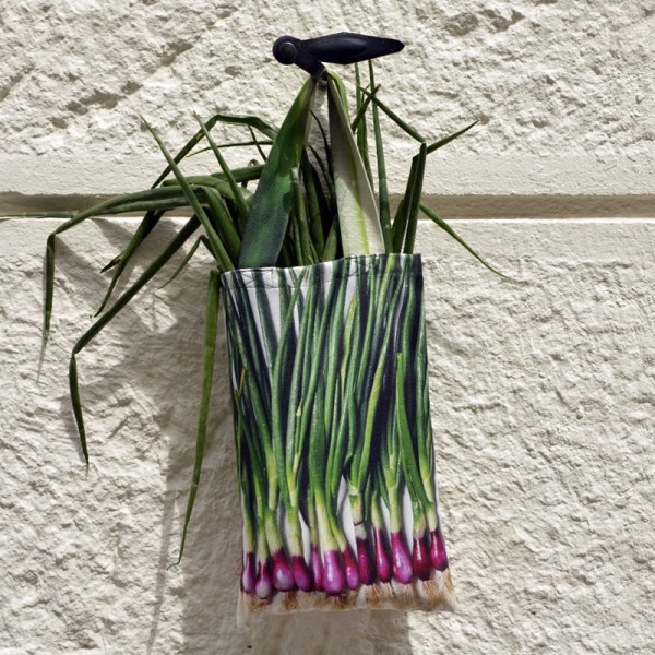 Sac à ciboules avec légumes accroché sur le mur. Sac de course légume Maron Bouillie fabriqué en France.