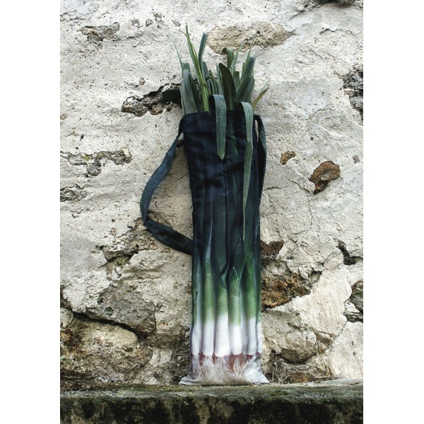 Leek bag with vegetables in front of a stone wall - Maron Bouillie Shopping bag made in France Leek bag with vegetables in front of a stone wall - Maron Bouillie Shopping bag made in France