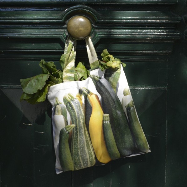 Sac à courgettes de Maron Bouillie accroché à une porte verte  - Sac de courses réutilisable made in France