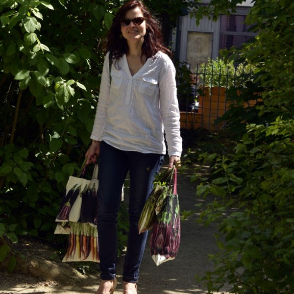 Femme de retour du marché portant les sacs de courses légumes de Maron Bouillie.