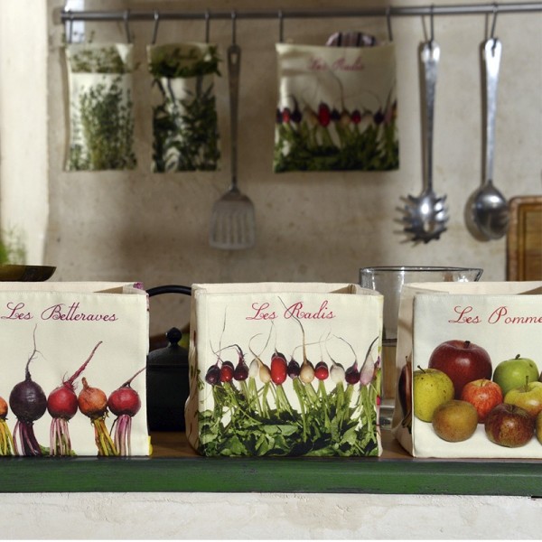 Kitchen vegetable box by Maron Bouillie - Models The beets, The radishes, The apples aligned on a counter.
