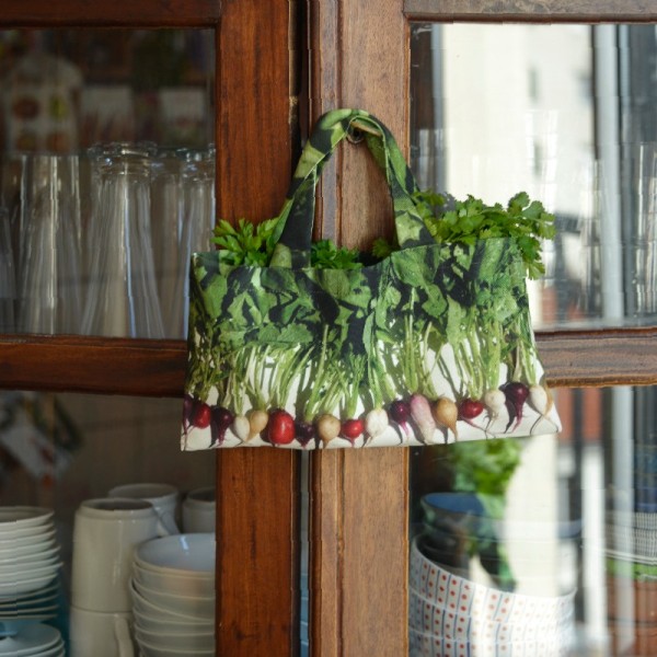 Sac à radis multicolores acrroché dans la cuisine - Sac de courses légumes Maron Bouillie made in France