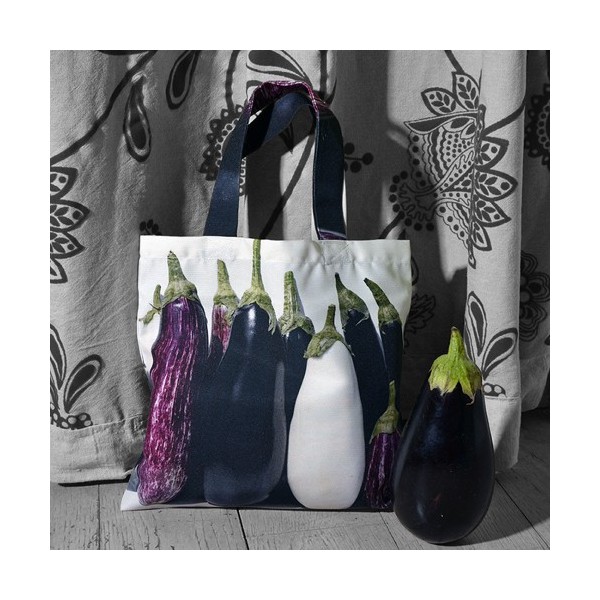 Sac légume  Maron Bouillie made in France - Sac de courses  Aubergines devant un rideau.