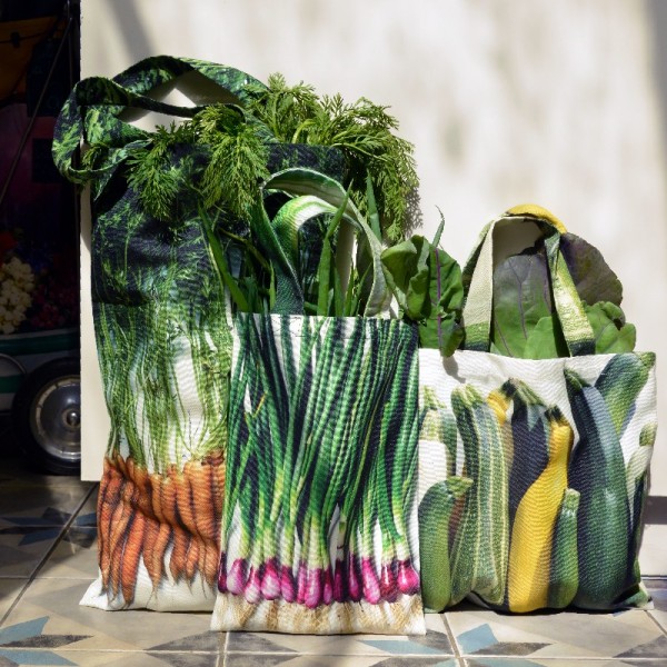 Sacs de courses Maron Bouillie posés en rang comme des légumes, sac à carottes, sac à ciboules, sacs à courgettes.