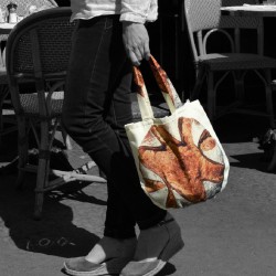 Bread round bag carried by hand by a woman. Maron Bouillie bread bag made in France 2