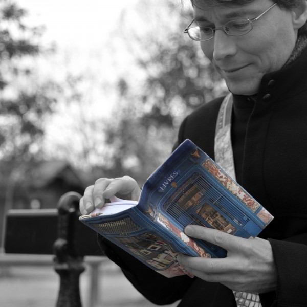Protège livre tissu Paris Librairie bleue dans les mains d’un homme - Maron Bouillie made in France Protège livre tissu Paris Librairie bleue dans les mains d’un homme - Maron Bouillie made in France