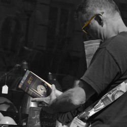 Couvre livre Boutique de Paris « Zut » posé sur un banc - Maron Bouillie made in France 2