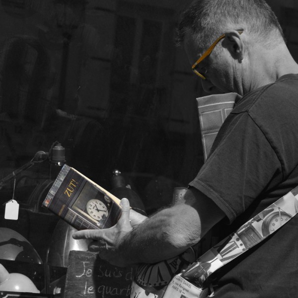 Paris Boutique « Zut » fabric book cover in the hands of a man - Maron Bouillie made in France