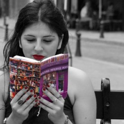 Protège livre tissu Paris Boutique Mercerie Au mètre à ruban dans les mains d’une jeune femme - Maron Bouillie