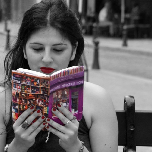 Protège livre tissu Paris Boutique Mercerie Au mètre à ruban dans les mains d’une jeune femme - Maron Bouillie