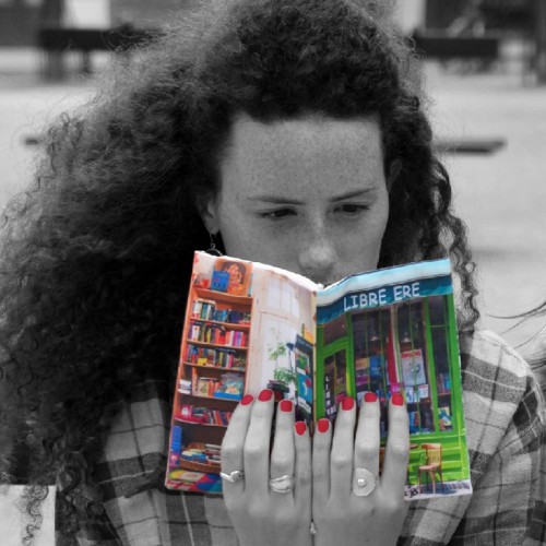 Protège livre tissu Paris  Librairie Libre ère dans les mains d’une jeune femme - Maron Bouillie made in France