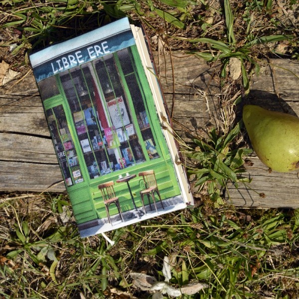 Couvre livre Boutique de Paris Librairie verte posé dans un jardin - Maron Bouillie made in France