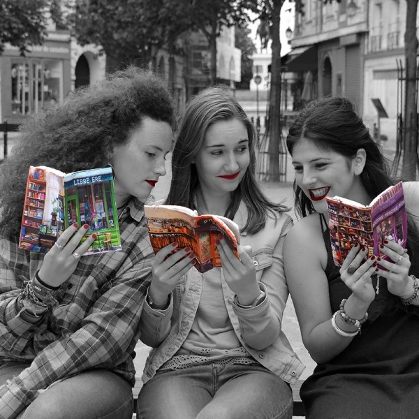 Protèges livre en tissu boutiques de Paris dans les mains de 3 jeunes filles - Maron Bouillie made in France