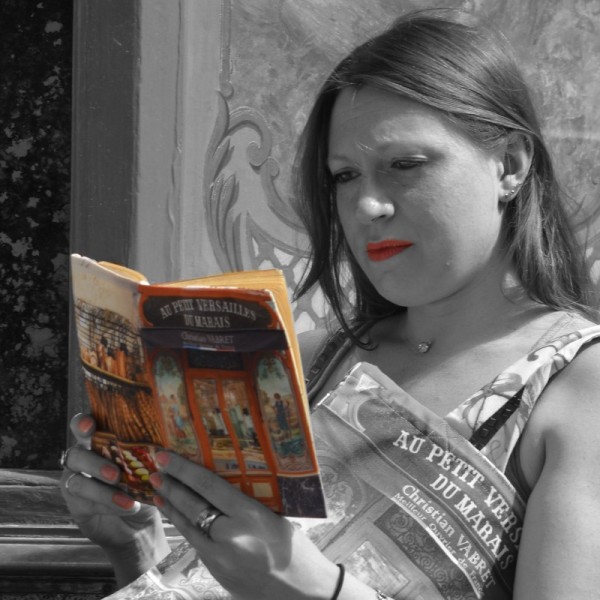 Femme en terrasse avec un protège livre en tissu Boulangerie de Paris Au petit Versailles du Marais de Maron Bouillie