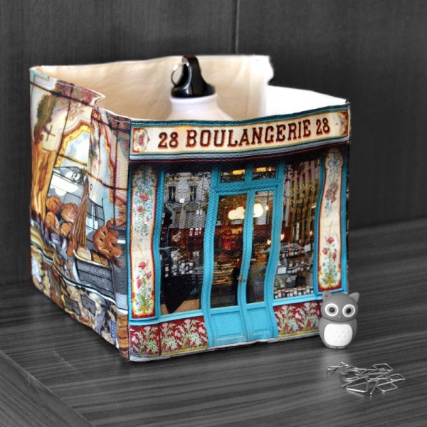 Boite de rangement Boulangerie 28 souvenir Paris retro posé sur un bureau - Maron Bouillie made in France