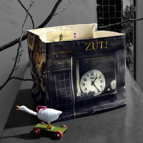 Cube storage basket Zut in front of a window - vintage shopping Paris Maron Bouillie made in France