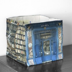 Boite de rangement souvenir Paris Librairie Au pont traversé posé sur une table - Maron Bouillie made in France