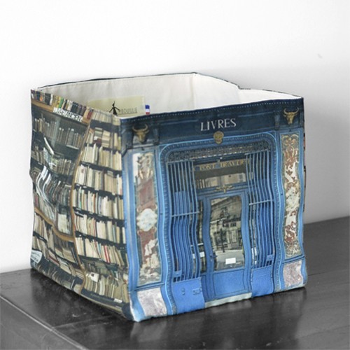 Boite de rangement souvenir Paris Librairie Au pont traversé posé sur une table - Maron Bouillie made in France