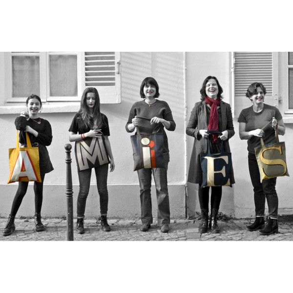 5 filles dans la rue portant chacune un sac initiale formant le mot AMIES - Sac shopping Maron Bouillie made in france 5 filles dans la rue portant chacune un sac initiale formant le mot AMIES - Sac shopping Maron Bouillie made in france