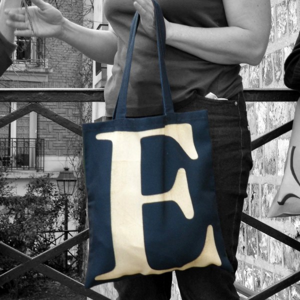 Detail of the E initial bag by Maron Bouillie - Original birthday gift idea for women, made in France