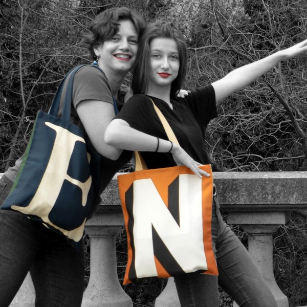 2 smiling girls each carrying an initial bag forming the word EN - Maron Bouillie shopping bag made in France