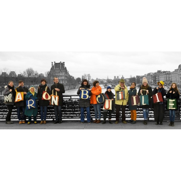 13 personnes sur un pont à Paris portant chacune un sac initiale formant les mots MARON BOUILLIE - Sacs shopping